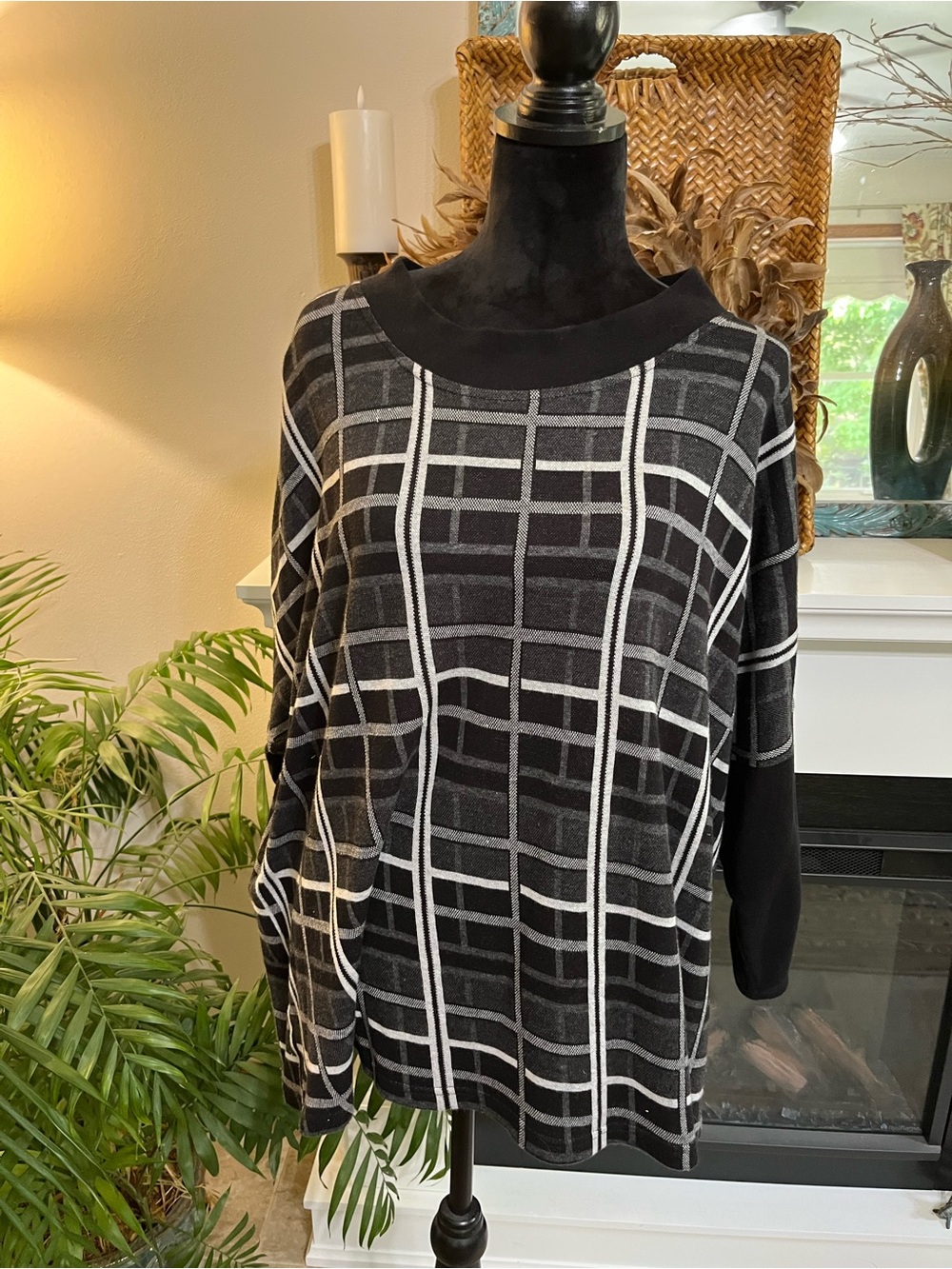 Parsley & Sage Black, White & Gray Plaid Knit Pullover